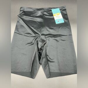 Assets by SPANX smooth sheer mid-thigh short. Size S color very‎ black. NWT